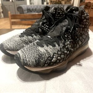 Nike Air Zoom LeBron 17 "black/white"9.5 - Men | Color: Grey | Size: 9.5 - 145